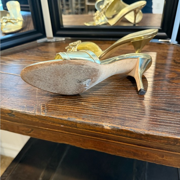 Gucci Gold Heels with Elegant Metallic Design - Picture 3 of 4